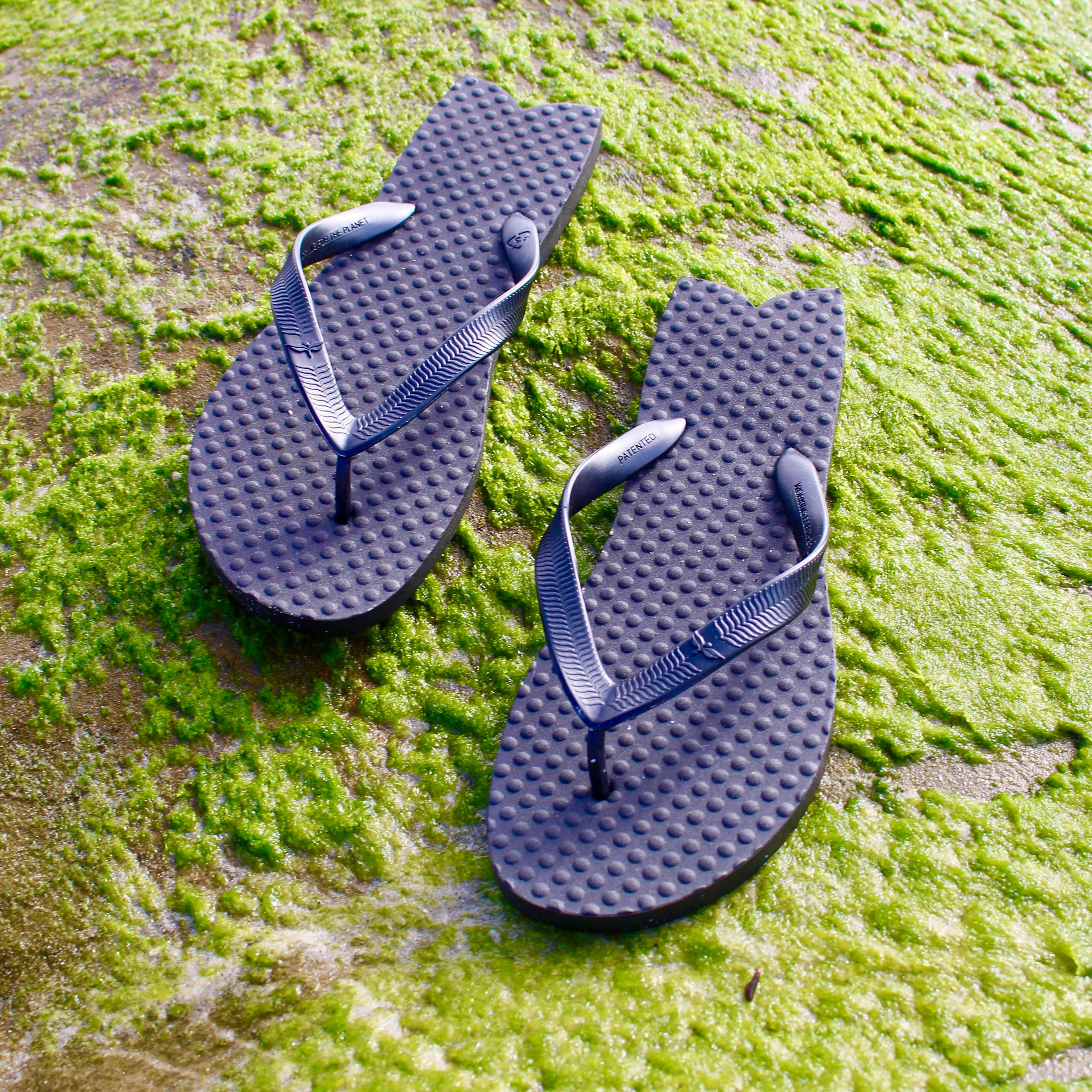 Men's Sustainable Flip Flops Fish Style Recycled Black with Recycled Black Straps