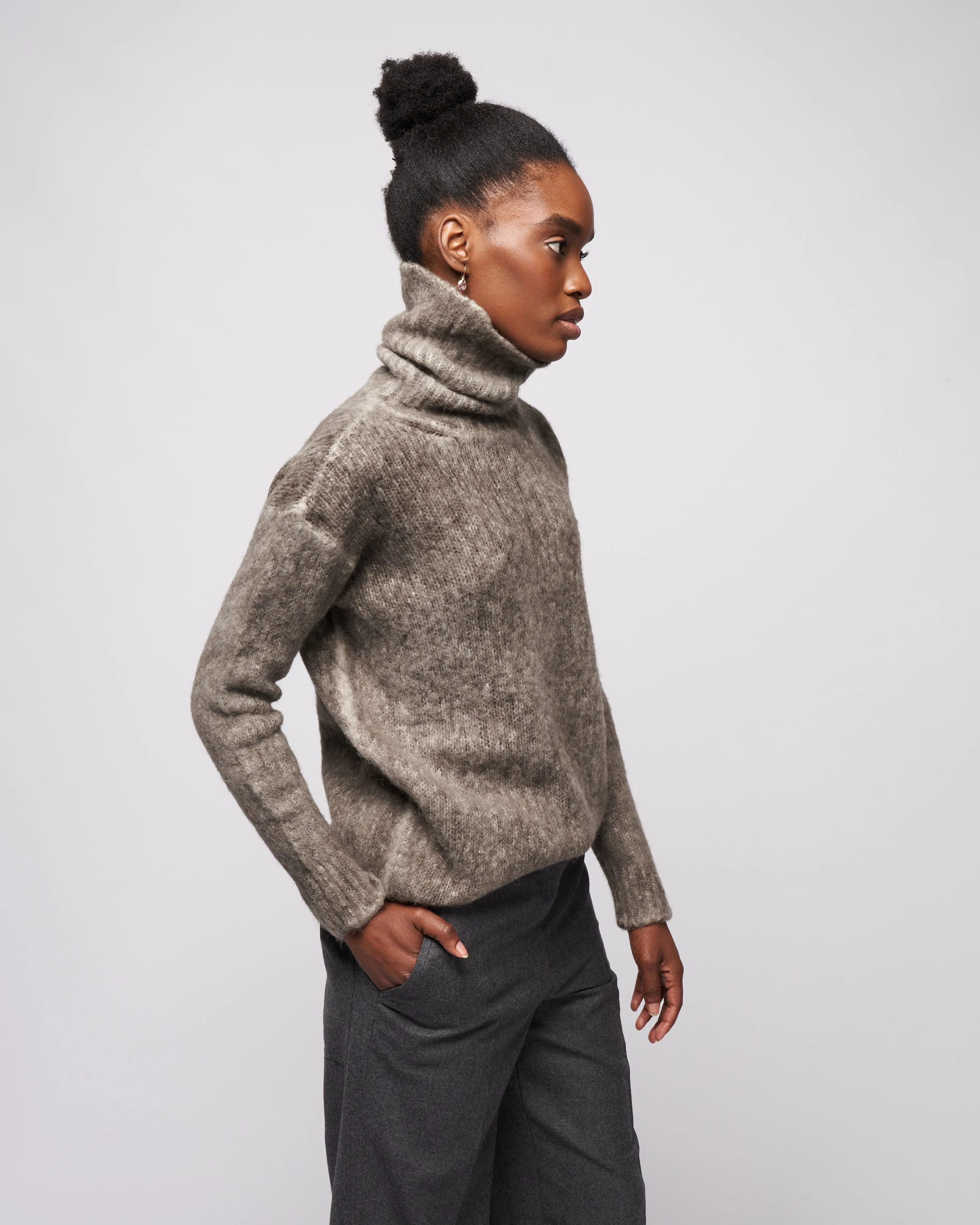 round neck brushed pullover in alpaca - taupe